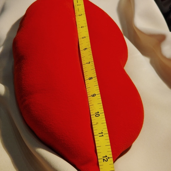 Cute plushie pillow in lips shape - Picture 2 of 3